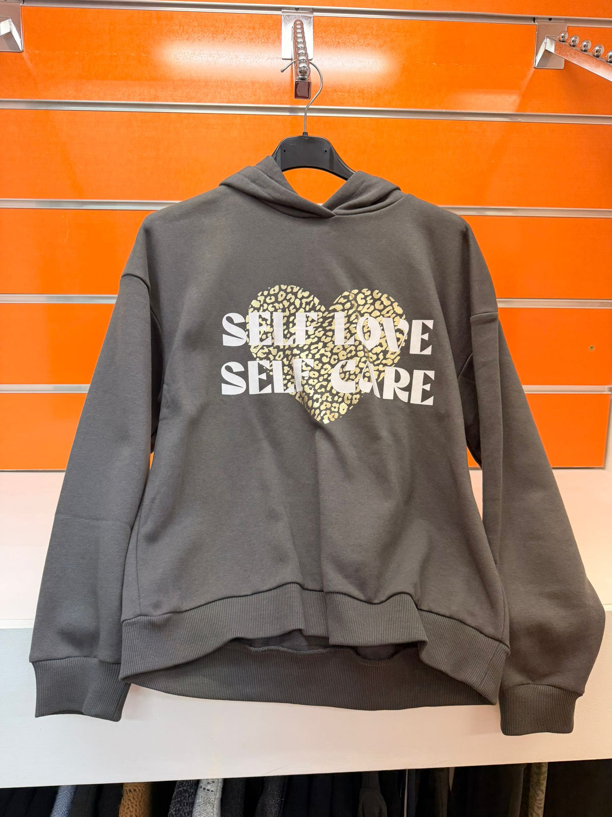 Sudadera de niña Losan gris oscuro con capucha, corazón animal print y texto Self Love Self Care