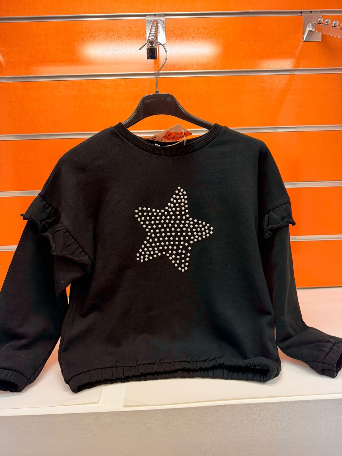 Sudadera negra de niña Losan con estrella de brillantes y volantes, talla 8 años