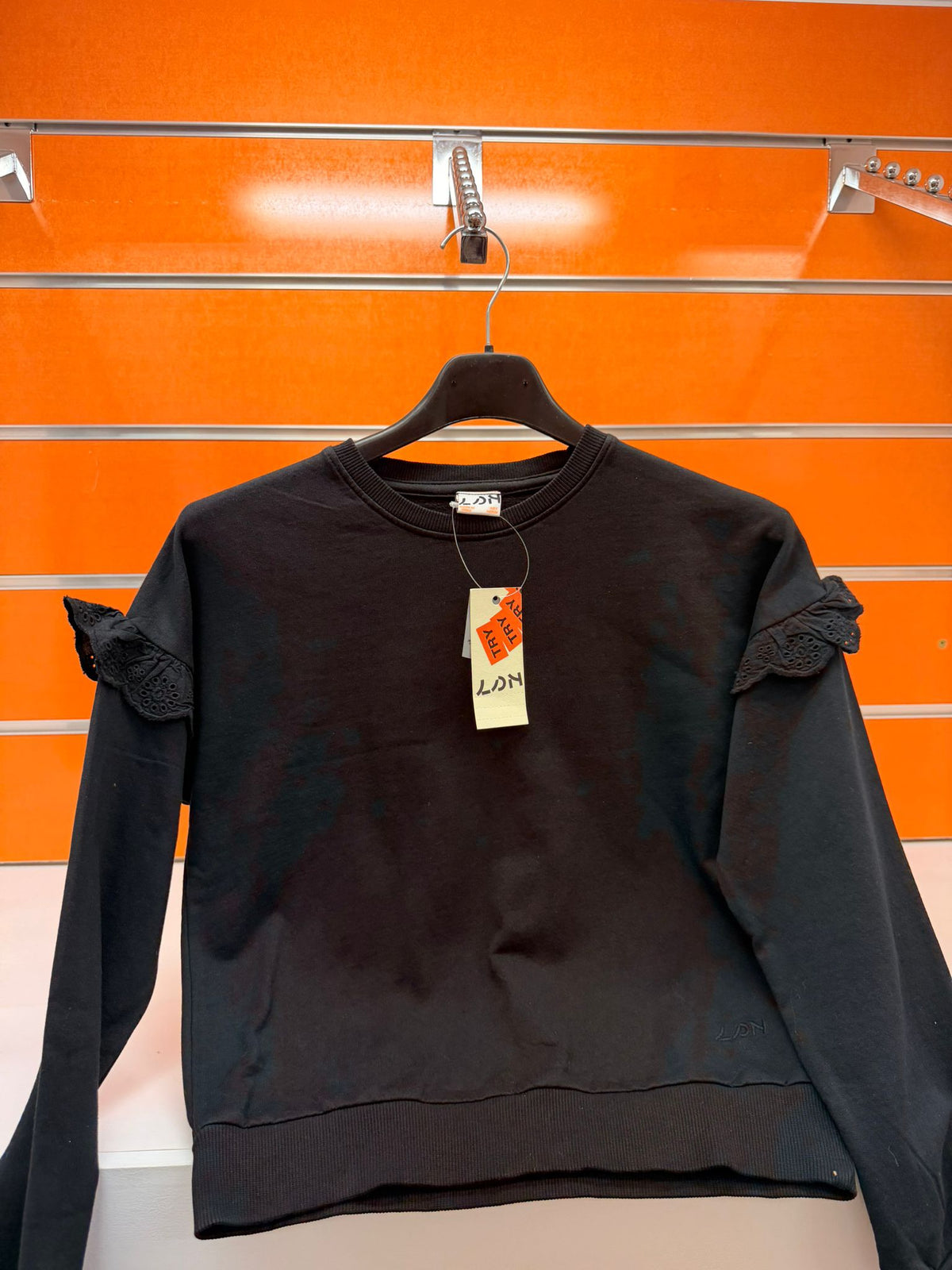 Sudadera negra de niña Losan con volantes de encaje en los hombros