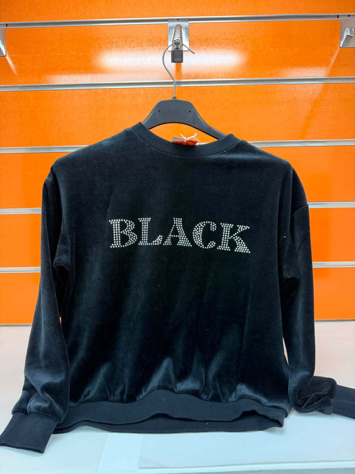 Sudadera niña Losan de terciopelo negro con texto BLACK de strass, talla 8 años