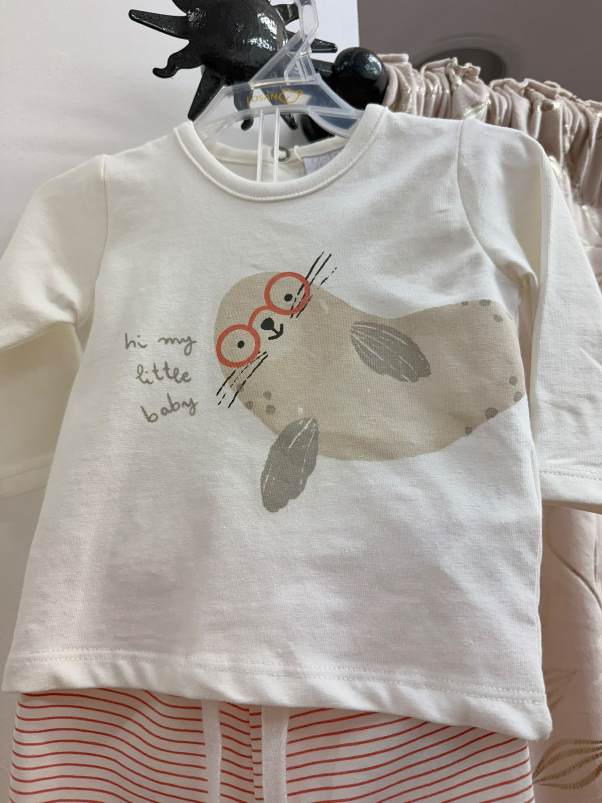 Detalle de la camiseta con dibujo de foca del conjunto bebé Talaman