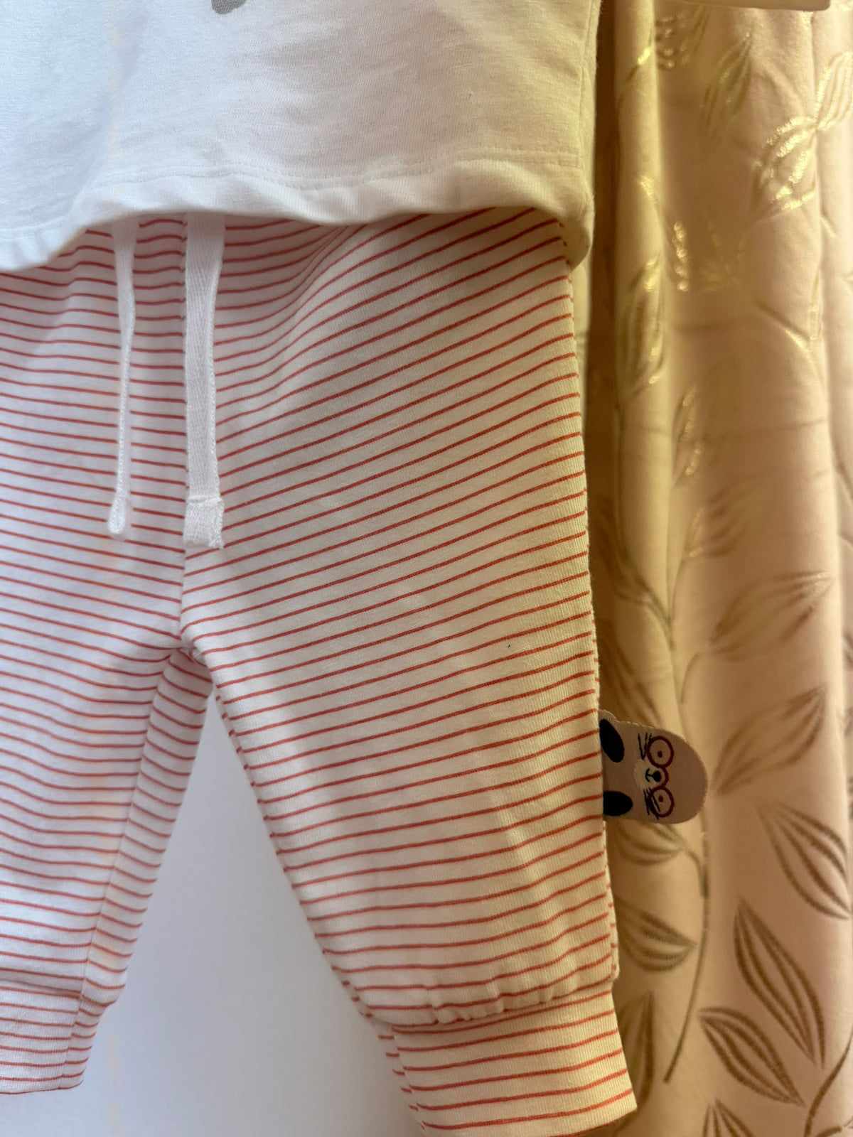 Detalle del pantalón de rayas coral del conjunto bebé Talaman