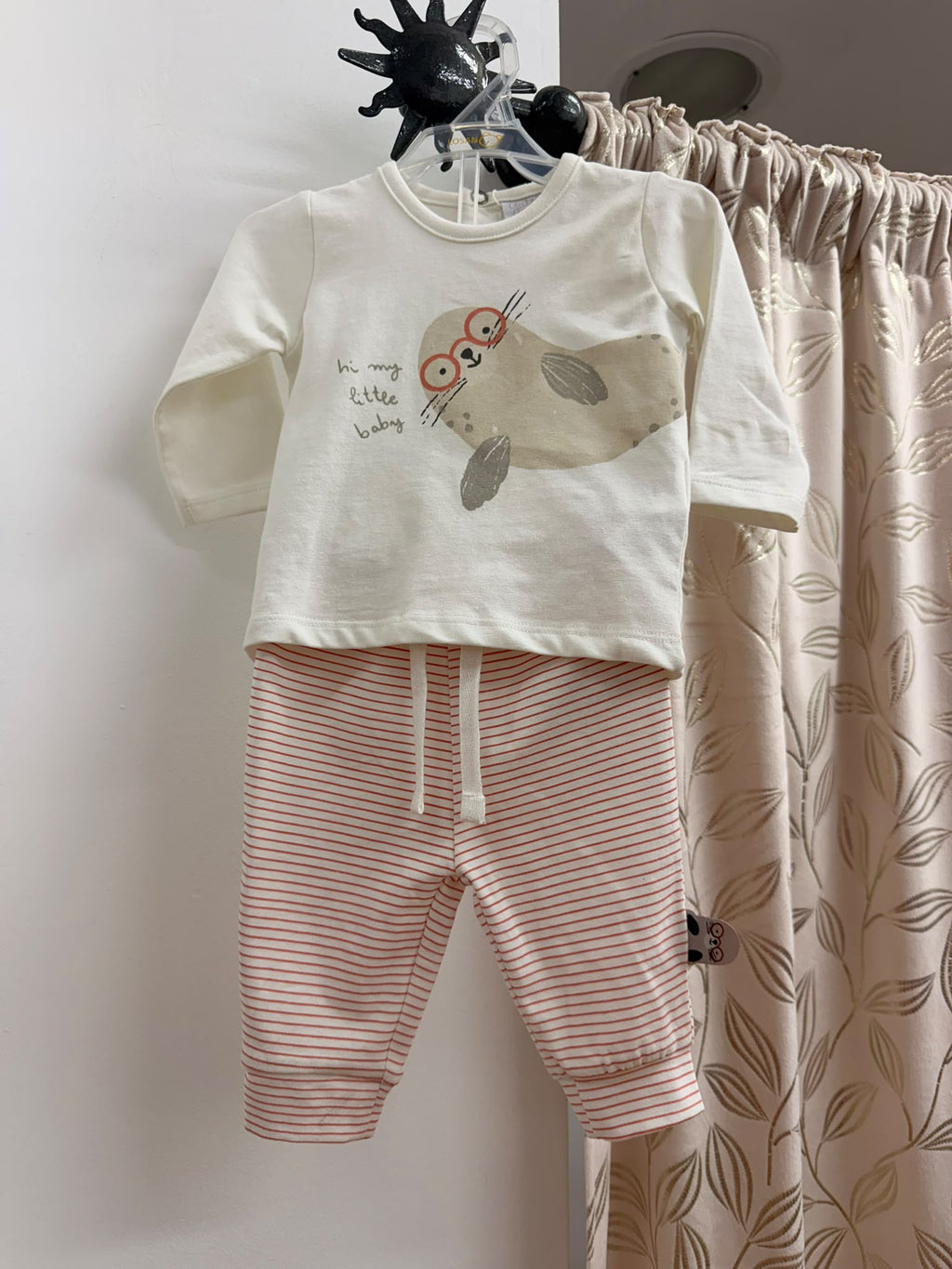 Conjunto bebé Talaman con camiseta cruda y pantalón de rayas coral