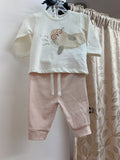 Conjunto bebé Talaman con camiseta de foca y pantalón de rayas coral, vista frontal