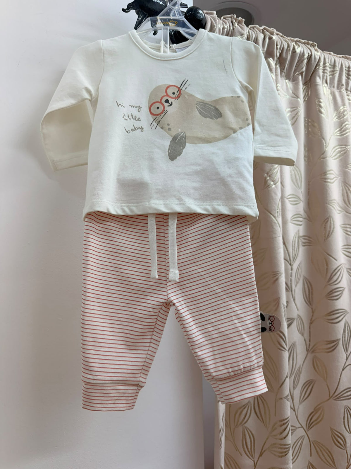 Conjunto bebé Talaman con camiseta de foca y pantalón de rayas coral, vista frontal