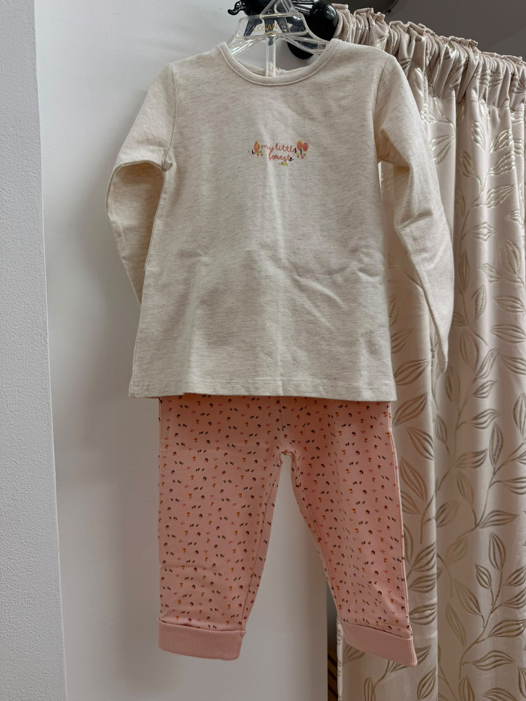 Conjunto bebé Talaman con camiseta beige y pantalón rosa estampado, vista frontal