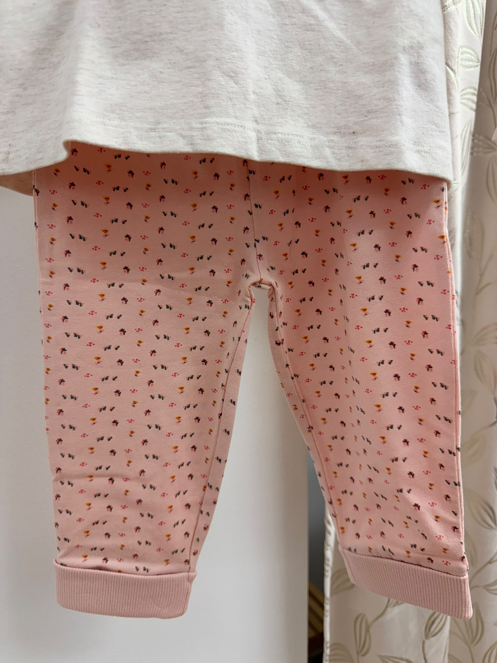 Detalle del pantalón rosa estampado del conjunto bebé Talaman