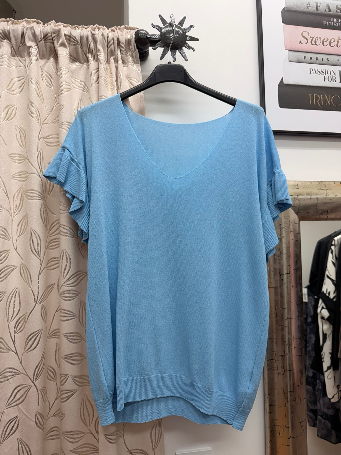 Top de mujer azul de punto fino con escote en V y manga de volante