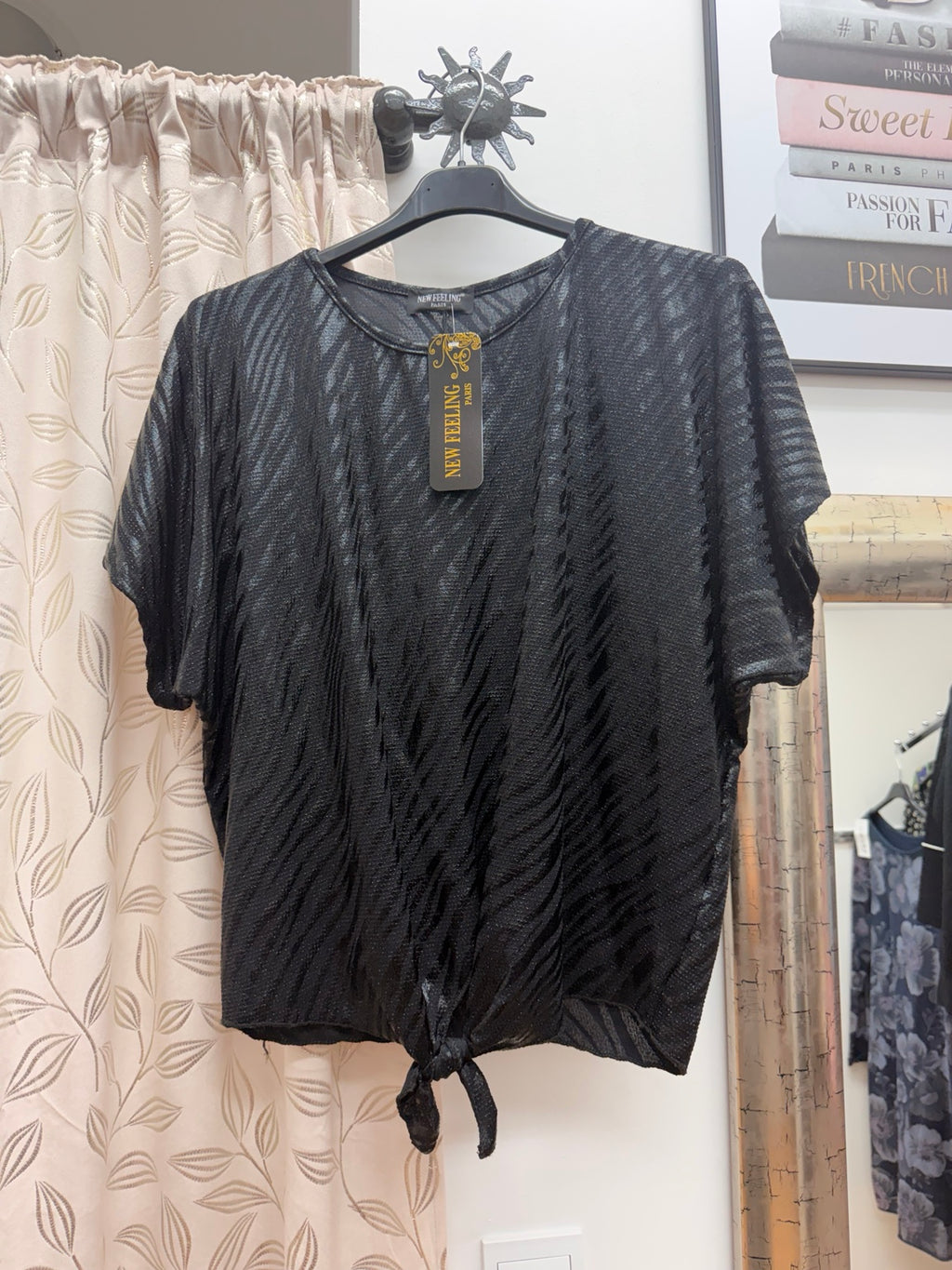 Top negro de mujer New Feeling Paris con textura y lazada frontal