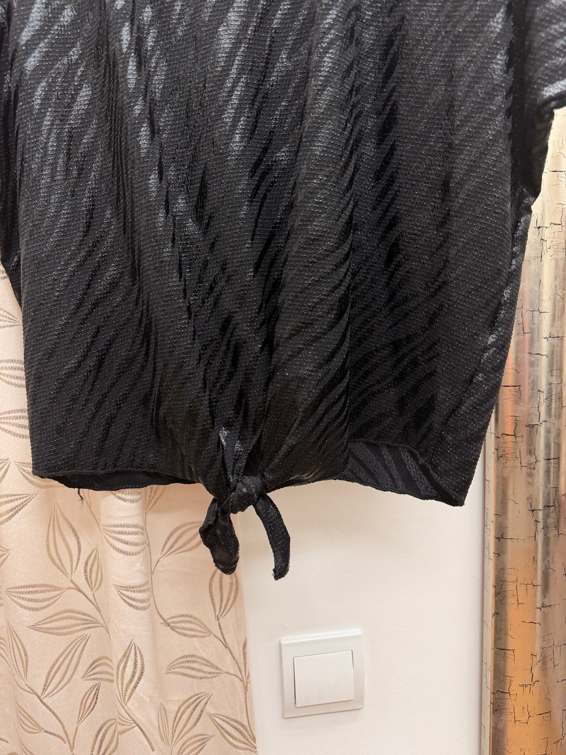 Detalle de textura del top negro New Feeling Paris referencia 9027