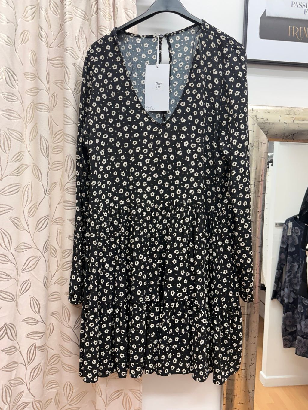 Vestido corto negro de mujer con flores blancas, manga larga y falda de volantes