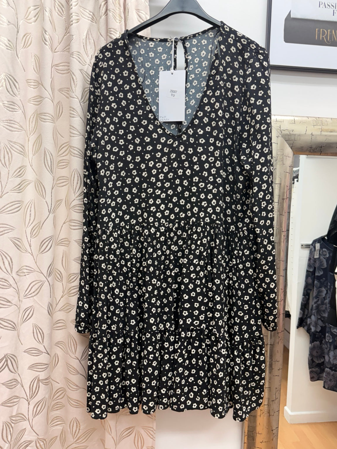 Vestido corto negro de mujer con flores blancas, manga larga y falda de volantes