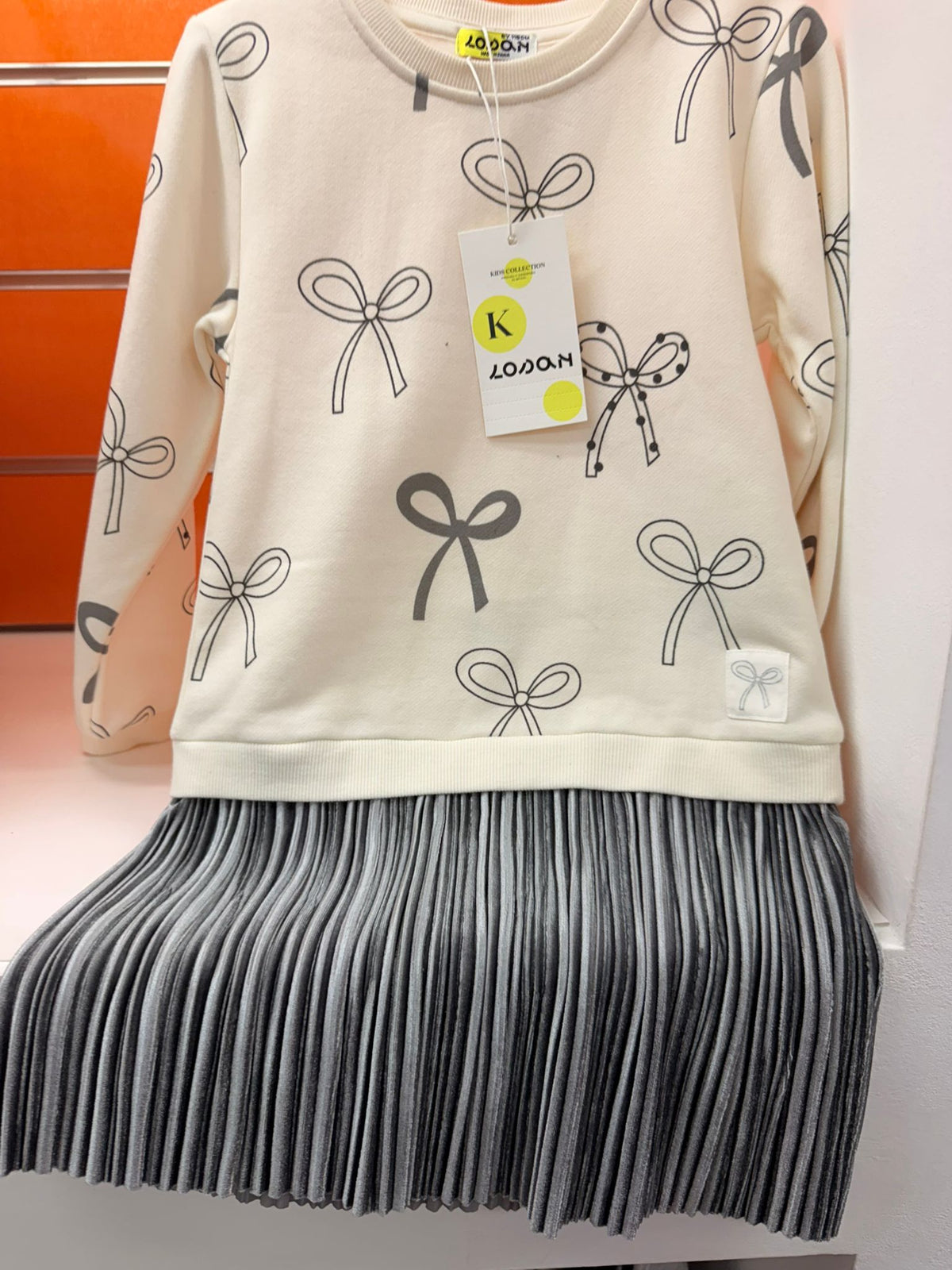 Vestido niña Losan crudo con lazos y falda plisada gris, talla 6 años