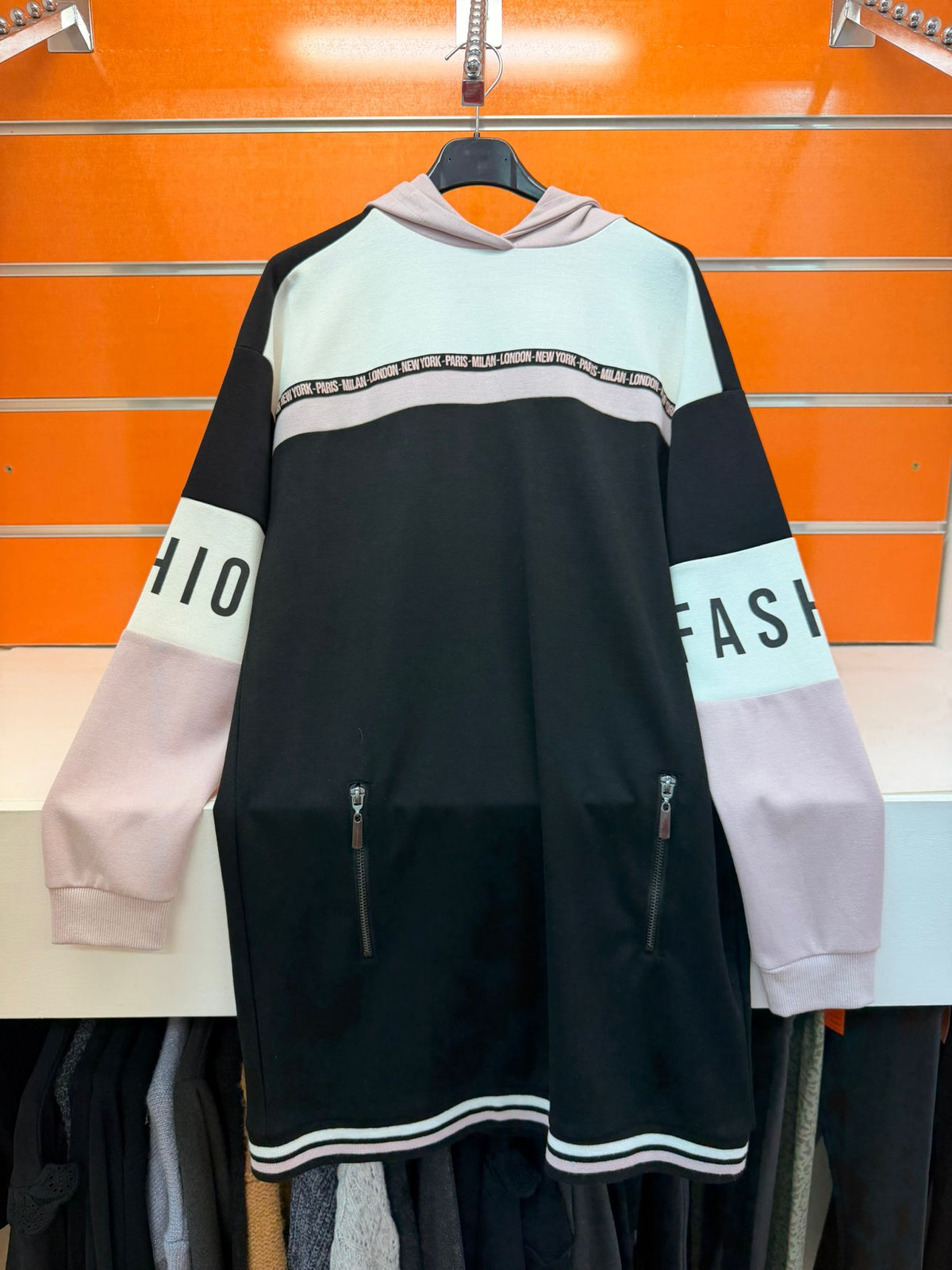 Vestido sudadera de niña Losan negro con capucha, bloques en blanco y rosa y cremalleras delanteras