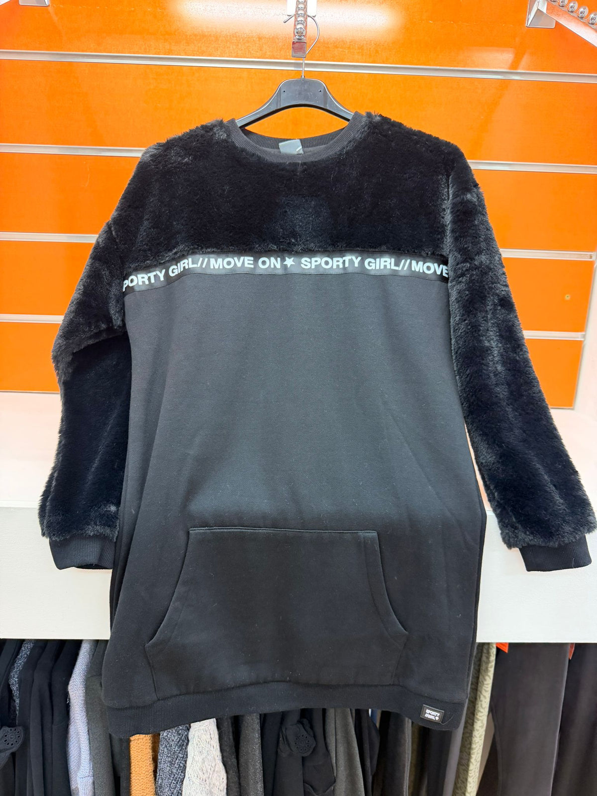 Vestido sudadera de niña Losan negro con pelo suave y detalle Sporty Girl