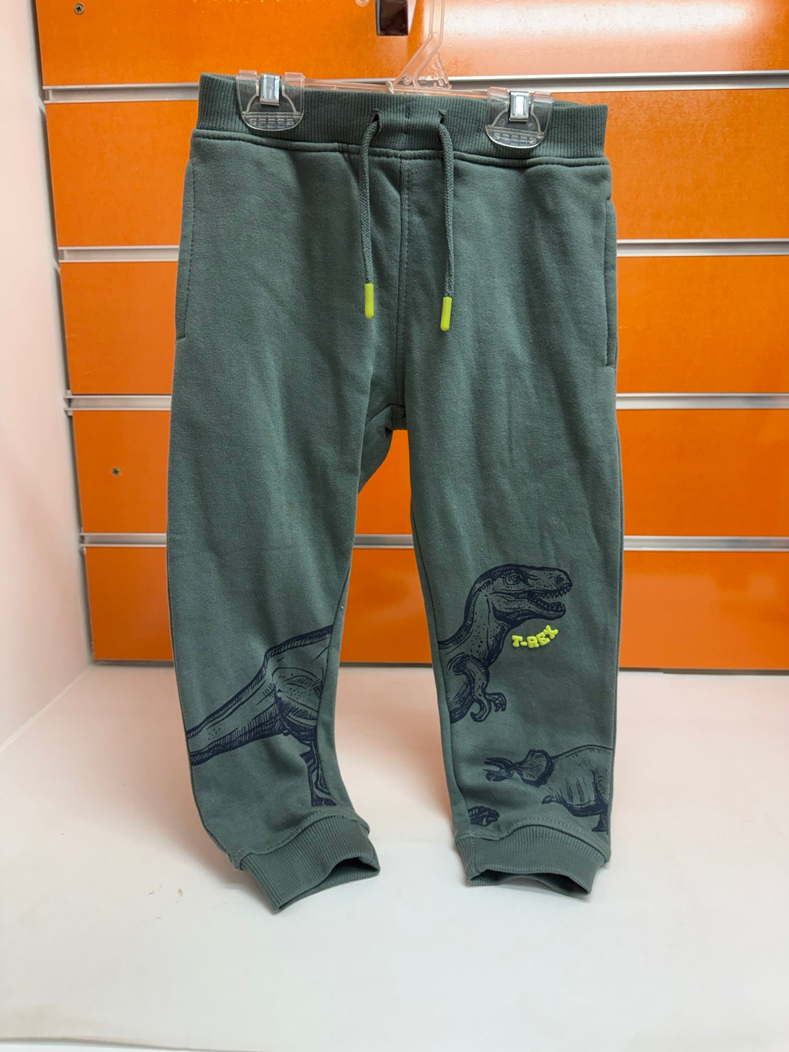 Pantalón jogger verde de niño con dinosaurios Losan