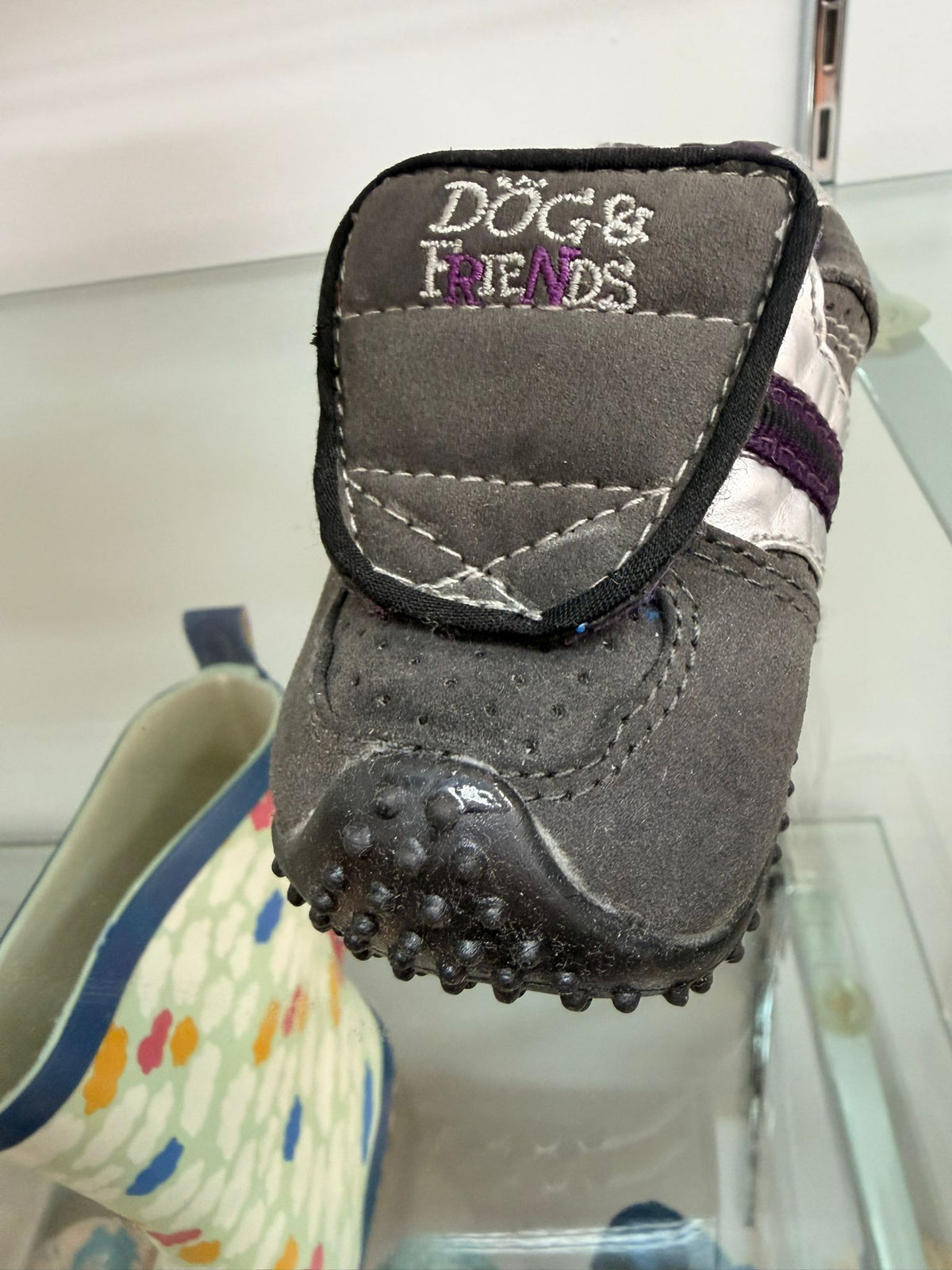 Detalle frontal de zapatilla de bebé Dogs Friends gris y morada