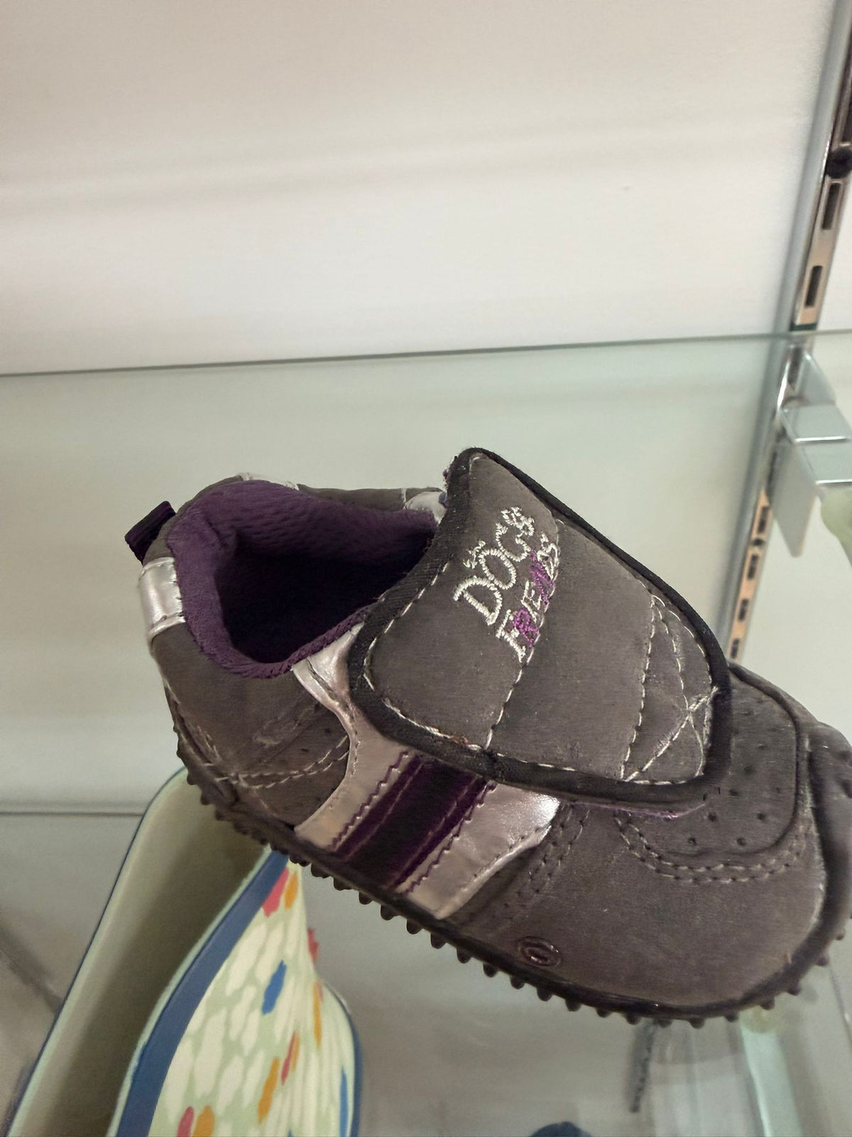 Zapatilla de bebé Dogs Friends gris con velcro y detalles morados